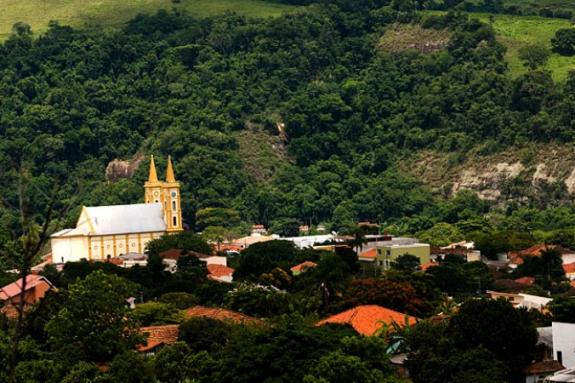 Sergio Ranalli - Tomazina e a igreja sob a qual dorme a cobra Sergio Ranalli - Tomazina e a igreja sob a qual dorme a cobra