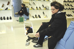 Eduardo Anizelli/Equipe Folha - ‘‘A indústria ouviu nosso apelo: chega de sofrer com sapatos desconfortáveis’’, comemora Francisca Ventura Eduardo Anizelli/Equipe Folha