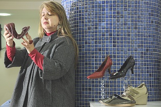 Eduardo Anizelli/Equipe Folha - Tânia Valera, comerciante: ‘‘Quem compra um calçado confortável não consegue mais usar outro’’ Eduardo Anizelli/Equipe Folha