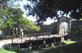 Reprodu��o - Portal da antiga cidade de Sacramento