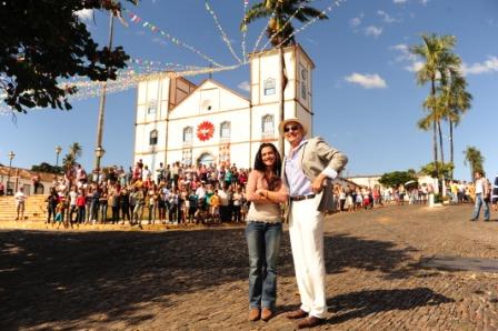 TV GLOBO/JO�O MIGUEL J�NIOR - Cl�o Pires e Edson Celulari em intervalo de grava��o. Na trama, ele morre nos primeiros cap�tulos. Ela tomar� muitos banhos no rio t�tulo do folhetim