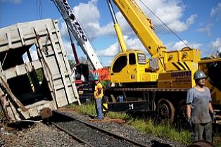 Ferrovia retira vagões acidentados perto dos trilhos