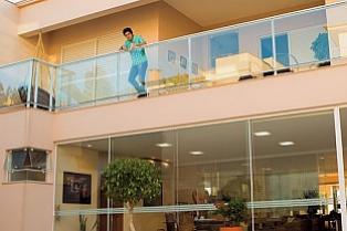 Caio Guimarães/Revista Caras - Luan Santana na sacada de sua casa em um condomínio de Londrina Caio Guimarães/Revista Caras