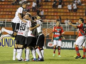 Corinthians bate Portuguesa e assume ponta provis�ria