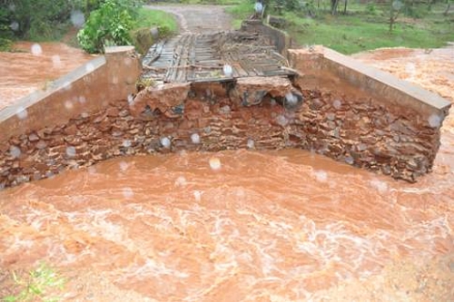 Divulgação - Grande parte da ponte foi levada pela forte chuva