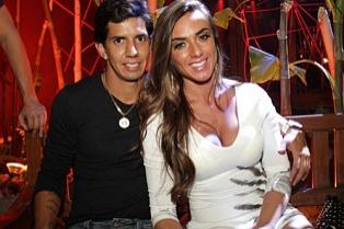 Divulgação - Namorado de Nicole Bahls beija loira em casa noturna Divulgação