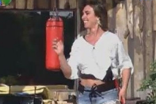 Reprodução - 'A Fazenda': solidária, Nicole faz tarefas de Viviane Reprodução