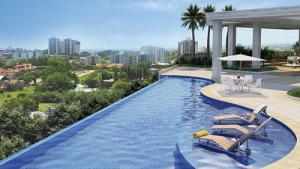 Piscina de borda infinita valoriza arquitetura do im�vel