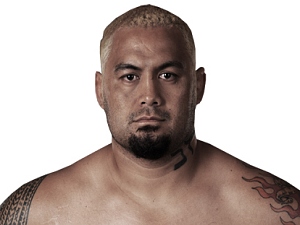 Mark Hunt consegue visto e lutar� com Junior Cigano