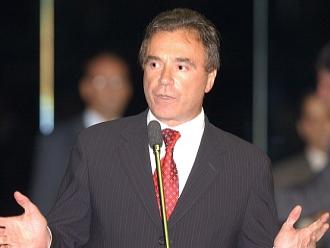 �lvaro Dias alega gripe e deixa conven��o do PSDB