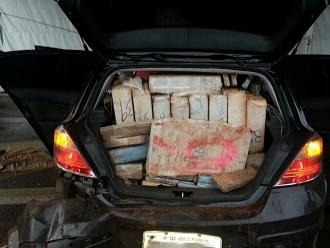 Carro com 907 kg de maconha � apreendido no Paran�