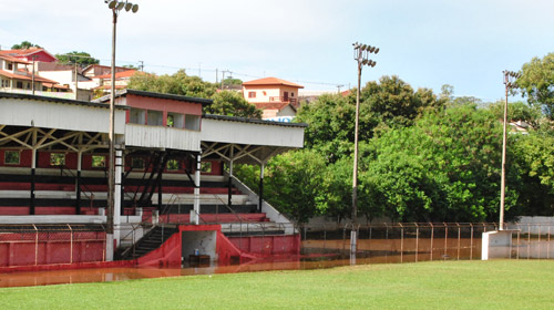 Chuva forte inunda estádio e destrói creche em Jacarezinho