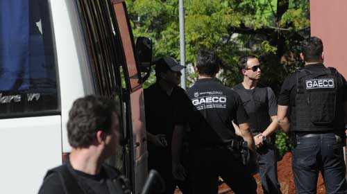 Arquivo Folha - Mais de 60 pessoas já foram presas durante a Publicano dois; no último dia dez, um ônibus da PM foi usado no transporte dos detidos