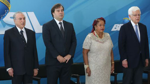 Antonio Cruz/Agência Brasil - O presidente Temer ao lado do presidente da Câmara Rodrigo Maia, a ministra dos Direitos Humanos, Luislinda Valois, e Moreira Franco
