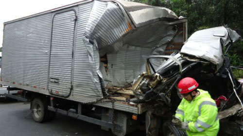 Na madrugada desta sexta Motorista de caminhão morre em colisão ... - Bondenews