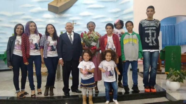 Arquivo Pessoal - Seo Roque, Dona Zilda com os netos comemorando Bodas de Ouro