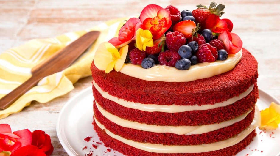 Conjunto de sobremesas bolo de bento de veludo vermelho e cupcakes de veludo  vermelho com morangos