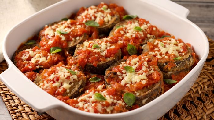 Berinjela à parmegiana feita no forno e sem fritura