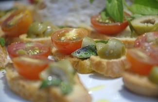 Marcos Zanutto/Equipe Folha - Crostini de Tomate Cereja com Azeitonas Marcos Zanutto/Equipe Folha - Crostini de Tomate Cereja com Azeitonas