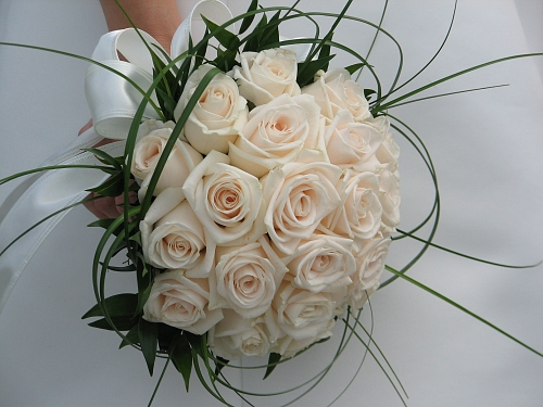Reprodução - Os modelos com flores maiores são uma boa pedida para casamentos a noite Reprodução - Os modelos com flores maiores são uma boa pedida para casamentos a noite