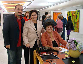 Dra. Regina Casillo, diretora do Solar do Rosário com o escritor Naotake Fukushima, no lançamento do livro, no Museu Niemeyer, em Curitiba. Dra. Regina Casillo, diretora do Solar do Rosário com o escritor Naotake Fukushima, no lançamento do livro, no Museu Niemeyer, em Curitiba.