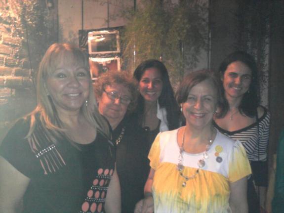 Marli Boldori com as escritoras Isabel Furini e Alexandra Barcellos e a artista plástica Mercedes Brandão. À direita: a gerente da livraria Poetria. Marli Boldori com as escritoras Isabel Furini e Alexandra Barcellos e a artista plástica Mercedes Brandão. À direita: a gerente da livraria Poetria.