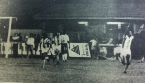Folha de Londrina - <i>Garcia comemora gol da vitória contra o Corinthians</i> Folha de Londrina - <i>Garcia comemora gol da vitória contra o Corinthians</i>