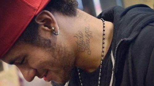 Em meio à crise com Bruna, Neymar exibe tatuagem "Tudo passa"