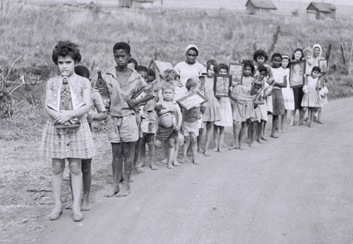 Procissão que pedia o fim dos incêndios rurais - Ribeirão Fernão Dias, divisa entre os municípios de Astorga e Munhoz de Melo-PR (1963) Procissão que pedia o fim dos incêndios rurais - Ribeirão Fernão Dias, divisa entre os municípios de Astorga e Munhoz de Melo-PR (1963)