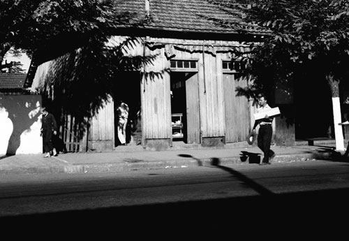 Pai leva caixão da filha recém-nascida para o cemitério. Mandaguari-PR (1967) Pai leva caixão da filha recém-nascida para o cemitério. Mandaguari-PR (1967)