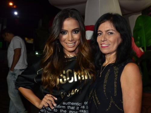 Reprodução/EGO - Anitta e sua mãe durante a festa Reprodução/EGO - Anitta e sua mãe durante a festa
