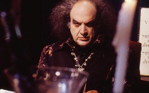 Divulgação - Antônio Abujamra em um de seus papeis mais marcantes na televisão, Ravengar, na novela 'Que Rei Sou Eu?' Divulgação - Antônio Abujamra em um de seus papeis mais marcantes na televisão, Ravengar, na novela 'Que Rei Sou Eu?'