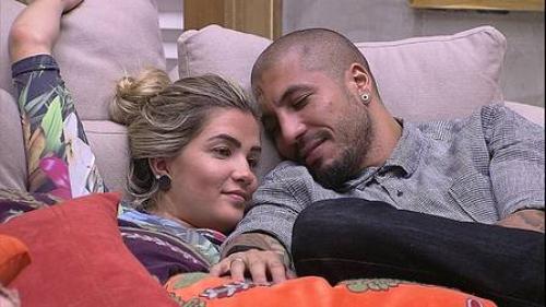 Reprodução/Globo - Fernando e Aline na casa do 'Big Brother Brasil 15' Reprodução/Globo - Fernando e Aline na casa do 'Big Brother Brasil 15'