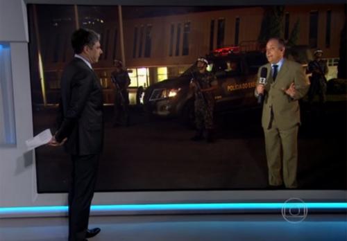 Reprodução/Globo - Em pé, William Bonner conversa com o repórter José Roberto Burnier na estreia do novo formato do 'Jornal Nacional' Reprodução/Globo - Em pé, William Bonner conversa com o repórter José Roberto Burnier na estreia do novo formato do 'Jornal Nacional'