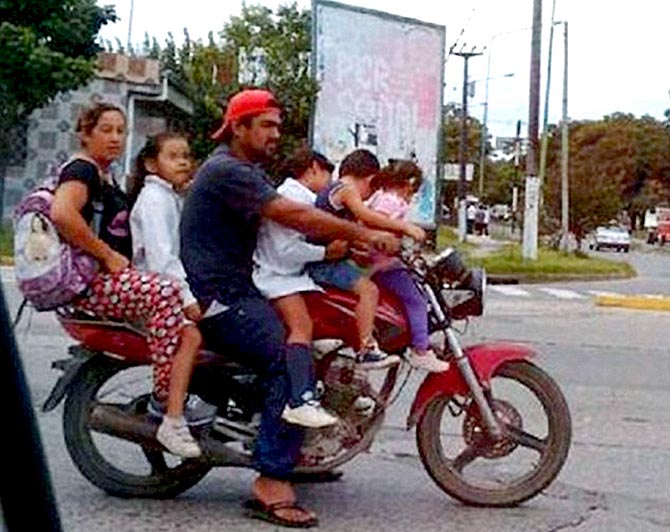 Resultado de imagem para seis pessoas numa moto