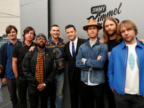 Reprodução/Twitter - Marron 5 com Jimmy Kimmel em bastidores de programa