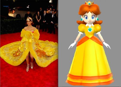 Reprodução - Rihanna com o vestidão do Met Gala 2015 e a princesa Daisy Reprodução - Rihanna com o vestidão do Met Gala 2015 e a princesa Daisy