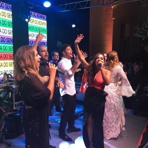 Reprodução/Instagram - Anitta e Daniela Mercury cantam no casamento de Preta Gil