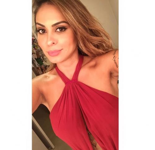 Reprodução/Instagram - Alinne Rosa usou um vestido decotado para mostrar a tatuagem Reprodução/Instagram - Alinne Rosa usou um vestido decotado para mostrar a tatuagem