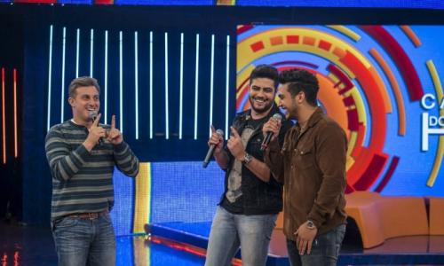 Divulgação/TV Globo - Luciano Huck com a dupla Henrique e Juliano Divulgação/TV Globo - Luciano Huck com a dupla Henrique e Juliano