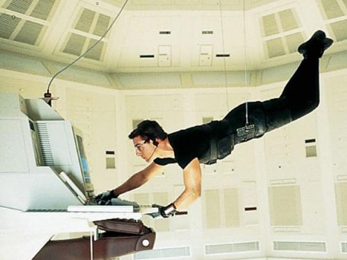 Divulgação - Tom Cruise em cena clássica de 'Missão: Impossível' (1996)
