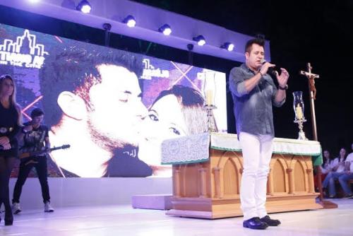 Reprodução/EGO - Marrone canta durante missa em homenagem a Cristiano Araújo Reprodução/EGO - Marrone canta durante missa em homenagem a Cristiano Araújo