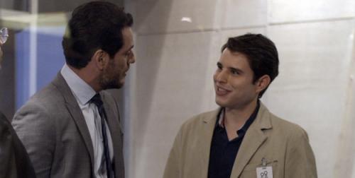 Reprodução/Globo - Rodrigo Lombardi (Alex) com Pedro Gabriel Tonini (Edgar); engenheiro tentará matar empresário Reprodução/Globo - Rodrigo Lombardi (Alex) com Pedro Gabriel Tonini (Edgar); engenheiro tentará matar empresário