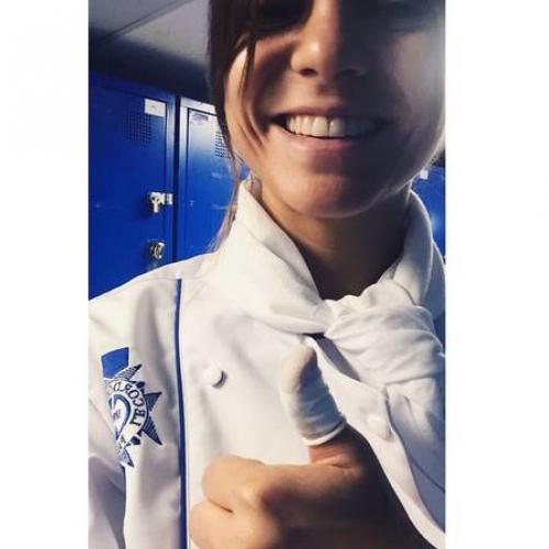 Reprodução/Instagram - Elisa mostra corte no dedo na primeira aula no Le Cordon Bleu Reprodução/Instagram - Elisa mostra corte no dedo na primeira aula no Le Cordon Bleu