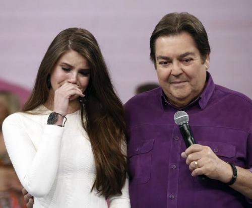 Divulgação/TV Globo - Camila Queiroz não segura a emoção no palco do Domingão