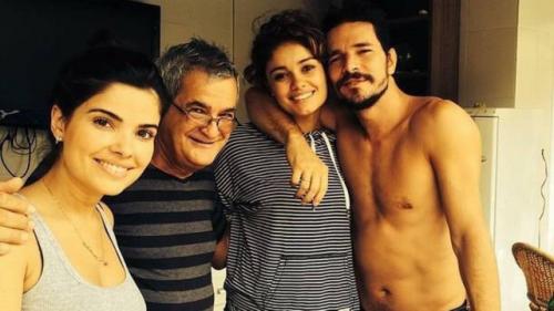 Reprodução/Instagram - Vanessa Giácomo e o pai com Sophie Charlotte e Daniel de Oliveira Reprodução/Instagram - Vanessa Giácomo e o pai com Sophie Charlotte e Daniel de Oliveira