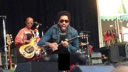 Reprodução - Momento em que a calça de Lenny Kravitz rasga Reprodução - Momento em que a calça de Lenny Kravitz rasga