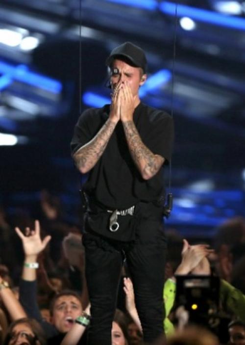 Reuters/Divulgação - Justin Bieber chora após apresentação Reuters/Divulgação - Justin Bieber chora após apresentação
