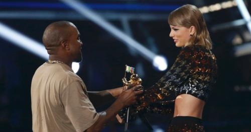 Reuters/Divulgação - Taylor Swift entrega o Michael Jackson Video Vanguard Award para Kanye West Reuters/Divulgação - Taylor Swift entrega o Michael Jackson Video Vanguard Award para Kanye West