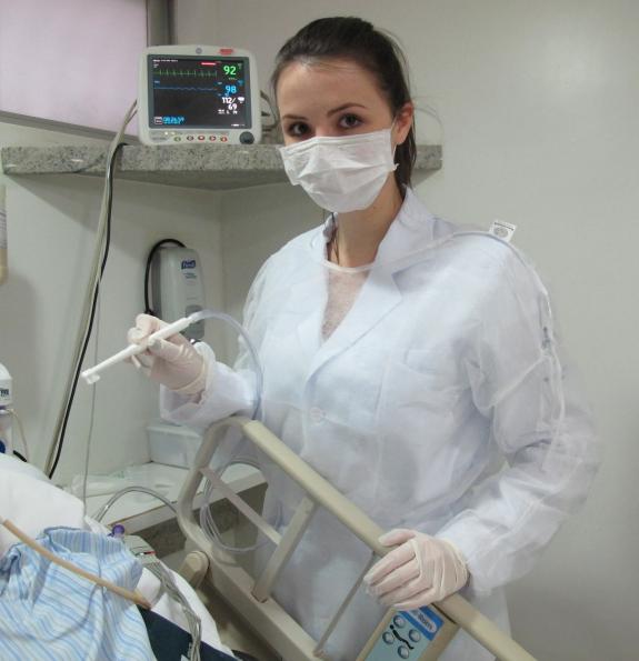 Divulgação - A dentista Jéssica Scalco atende paciente na UTI do Hospital do Coração Divulgação - A dentista Jéssica Scalco atende paciente na UTI do Hospital do Coração